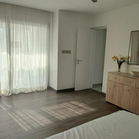 Bella's Place - Stylish 2bd With Large Veranda Appartement