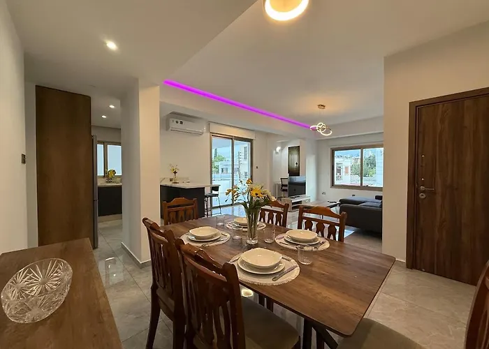 Bella's Place - Stylish 2bd With Large Veranda Apartment *