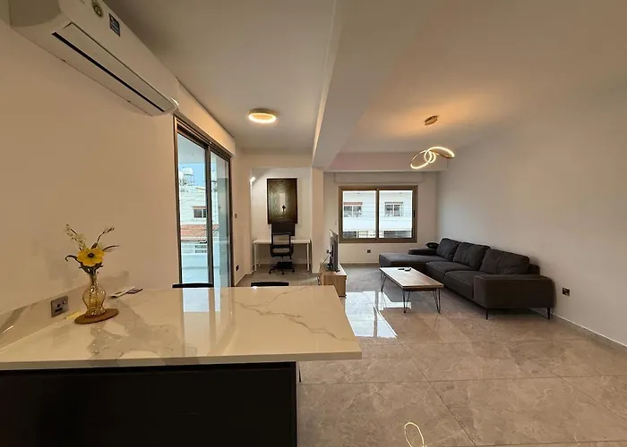 Bella's Place - Stylish 2bd With Large Veranda Apartment *