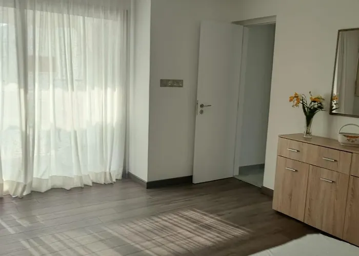 Bella's Place - Stylish 2bd With Large Veranda Apartment