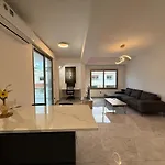 Bella's Place - Stylish 2bd With Large Veranda Lejlighed *