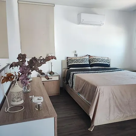 Bella's Place - Stylish 2bd With Large Veranda דירה לרנקה